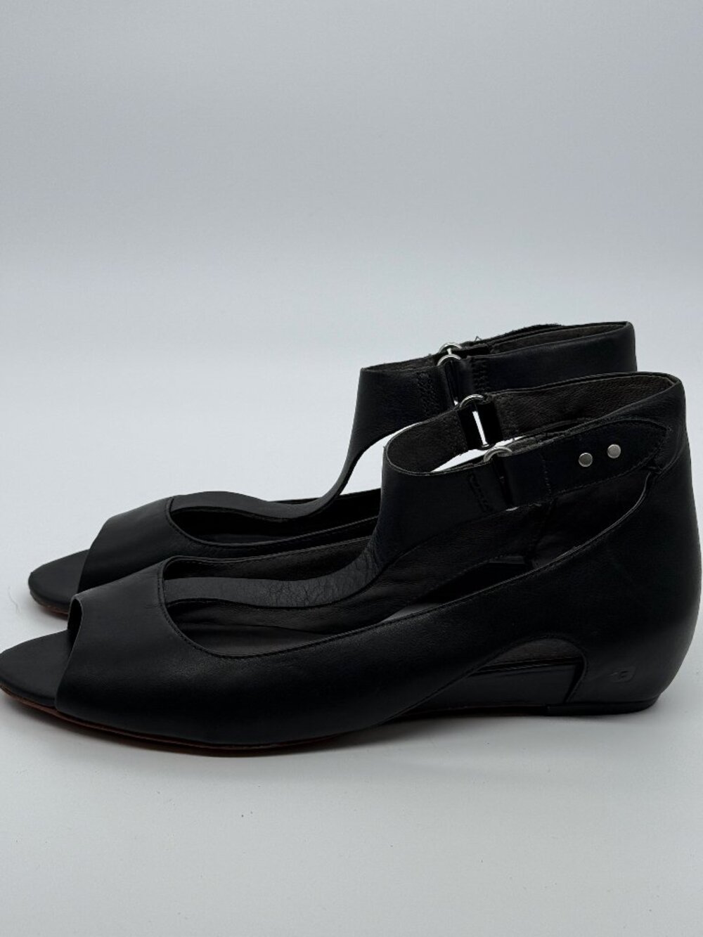 Tsubo Eliah Black Leather Low Wedge T-Strap Sandals Size 8.5